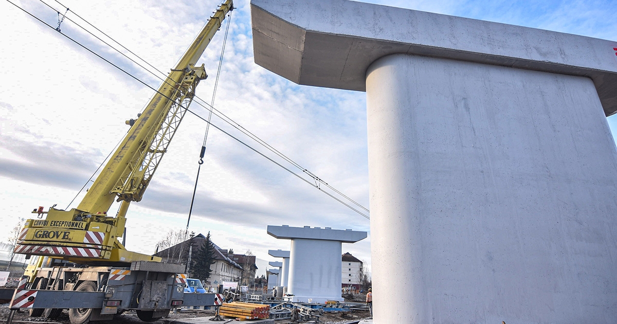 A bíró időközben nyugdíjba ment, így elnapolták a döntést a csíkszeredai vasúti felüljáró perében